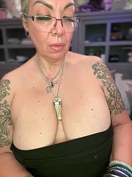 Webcam Model (dieseldame1313)  is live.Free join now!