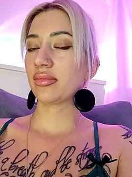 Webcam Model (Gina-Lumara)  is live.Free join now!