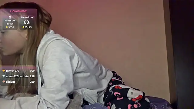 karinrobertson (F teen) - Show underboob