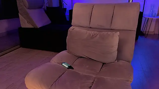 mandi4pole_ (F young) - Finger in ass