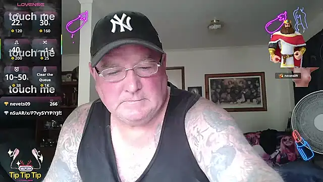 kinkyblueyes69 (M mature) - OIL UP MY COCK N BALLS