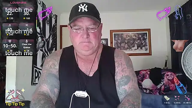 kinkyblueyes69 (M mature) - OIL UP MY COCK N BALLS