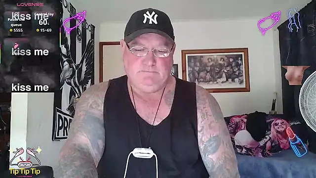 kinkyblueyes69 (M mature) - OIL UP MY COCK N BALLS