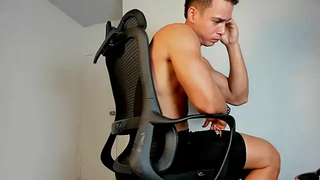 cristhian_wolf1 - CRISTHIAN_WOLF1's free webcam - UK Sex Cams