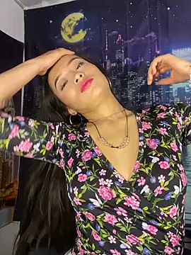 Webcam Model (Itze_Mua)  is live.Free join now!