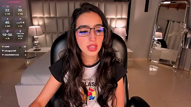 LarisaSmirnov live sex cam