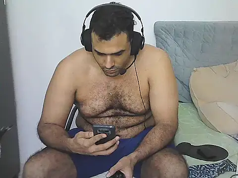AlphaLatinoBear live sex cam