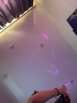 Webcam Model (Lolaley2) is live