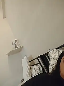 Webcam Model (NakedMILFx) is live