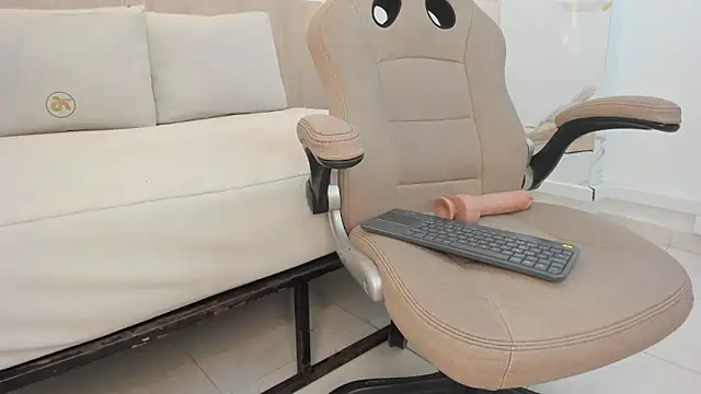 kylie_ward (T teen) - show dildo ass