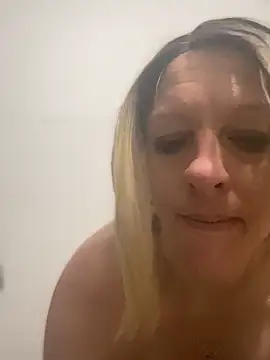 queenkelly1234 (F milf) - Wet hot and steamy shower