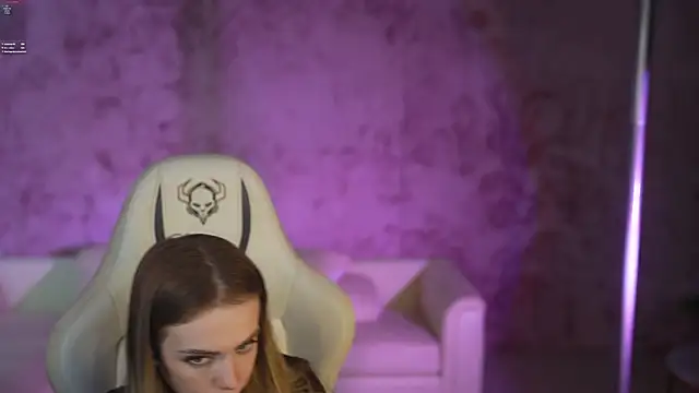 nastasiia054 (F young) - show tits