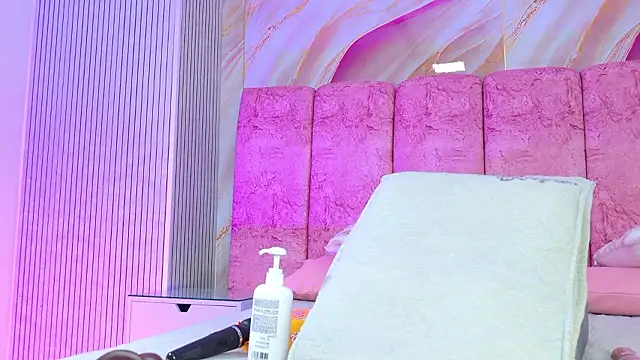 emmacurvy - Emmacurvy's free webcam - UK Sex Cams