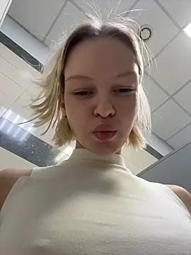 ashleymur (F teen) - play with nipple piercing