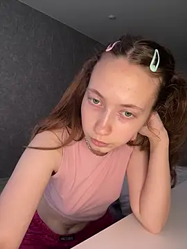 Webcam Model (Holy_Poly) is live