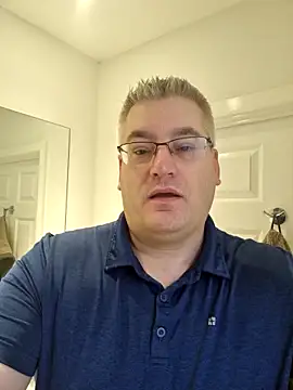 ricrockhard (Ask my age) - Naked 5 mins & t-shirt off