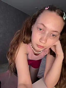 Webcam Model (Holy_Poly) is live