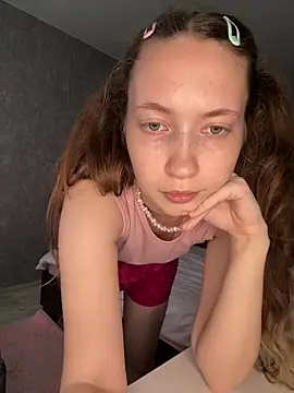 Webcam Model (Holy_Poly) is live