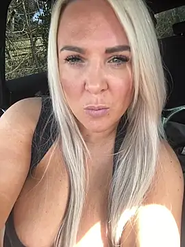 Bustyblondebabe32