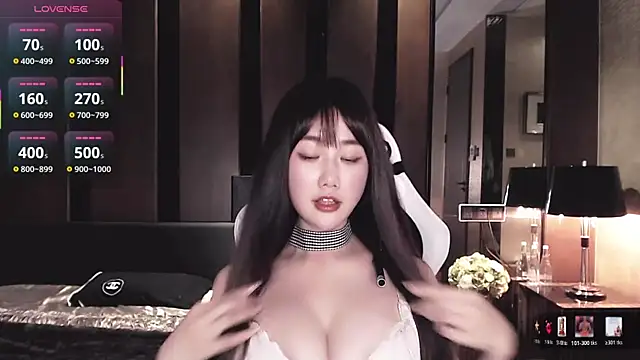 美女Aurora_-77在线直播