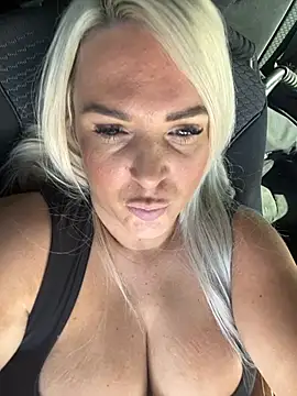 Webcam Model (Bustyblondebabe32) is live