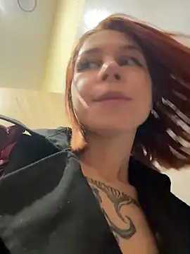 rosiesecret (F young) - Tease my nipples near people ! 😍