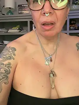 dieseldame1313 - Dieseldame1313's free webcam