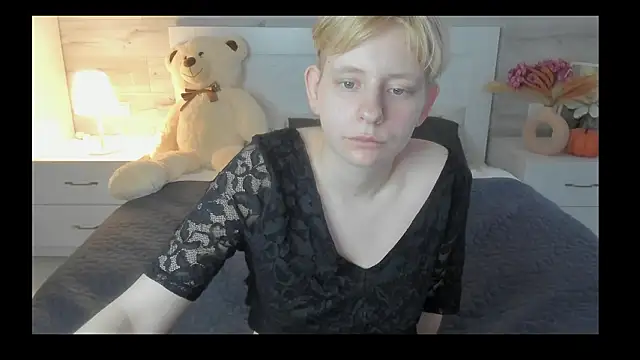 Live solo webcam of EloraBlu