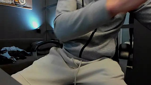 arongrant (Ask my age) - cum show