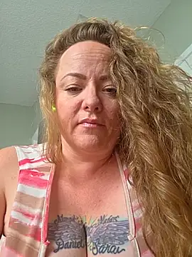 julimonroe live cam profile