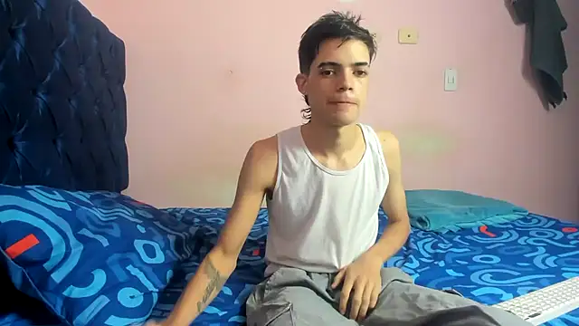 Latinos_2001 Live Webcam on Stripchat