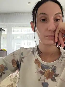 Webcam Model (Emi_RoseMaus) is live