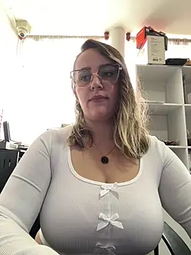 Webcam Model (CurvyLust_x) is live