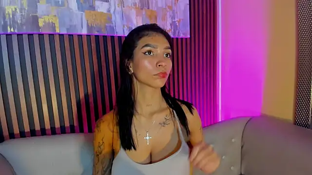 LauraAristizabal live cam profile