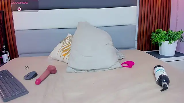 lucyamars1 - LUCYAMARS1's free webcam