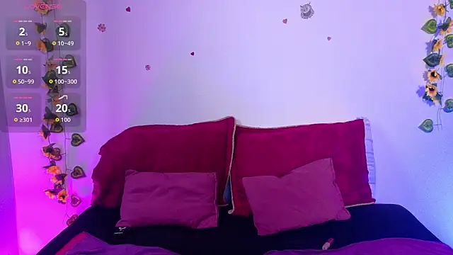 emiily_curly (F young) - show tits/ass or pussy