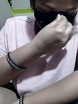 priyanka_30 (F young) - Boobs oiling