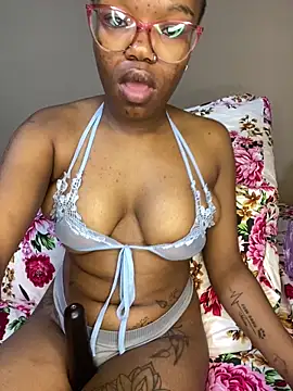 yummymelanin117 (F teen) - put butt plug in and twerk