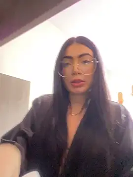 Webcam Model (Mia_222)  is live.Free join now!