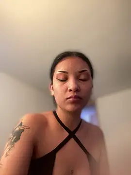 Live solo webcam of baby_lizy