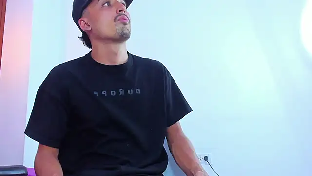 hadrian_torres - Hadrian_Torres's free webcam - UK Sex Cams