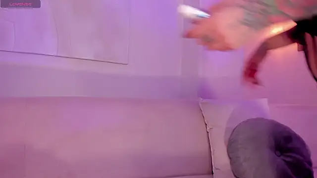 MilaLawrence live cam profile