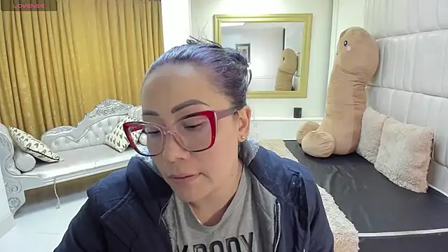 gaby_trent (F milf) - squirt