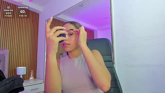 Live solo webcam of CarolineFyre