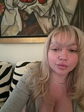 Webcam Model (misstitmouseofficial) is live