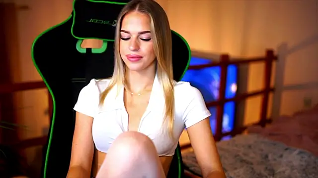 emilyvanroessel (T young) - Sensial booty show!