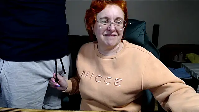 joannaandneighbour (F mature) - My juicy pussy open