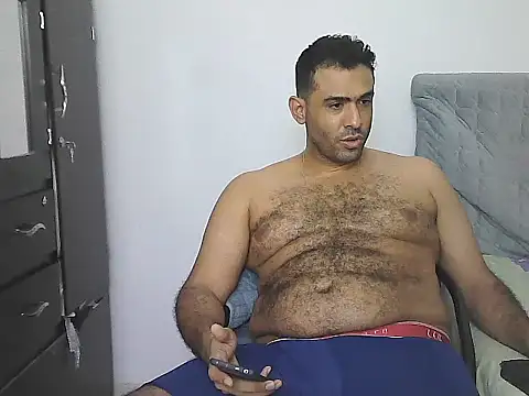 alphalatinobear - AlphaLatinoBear's free webcam - UK Sex Cams