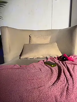 Webcam Model (MiaFoxie_)  is live.Free join now!