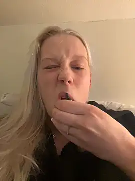 Webcam Model (LeniMaria) is live